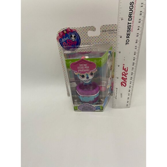 2012 Hasbro Littlest Pet Shop Sweetest Hide & Sweet Penguin Figurine Toy #3066 - Picture 2 of 7